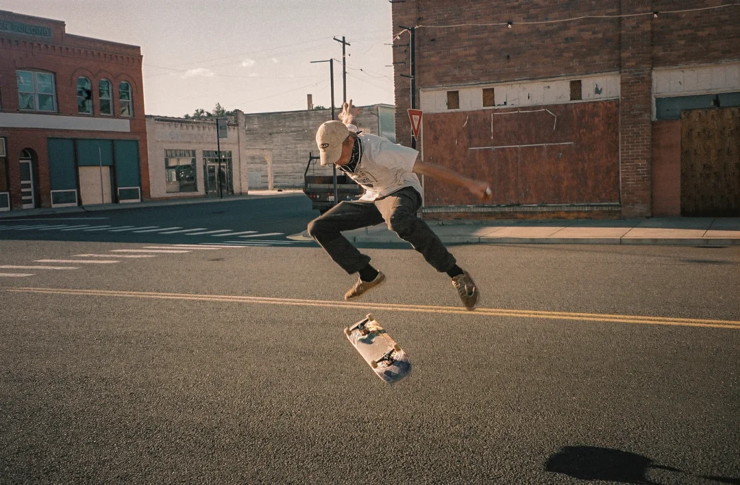 Dennis-Leupen-Train-Hopping-Skateboard