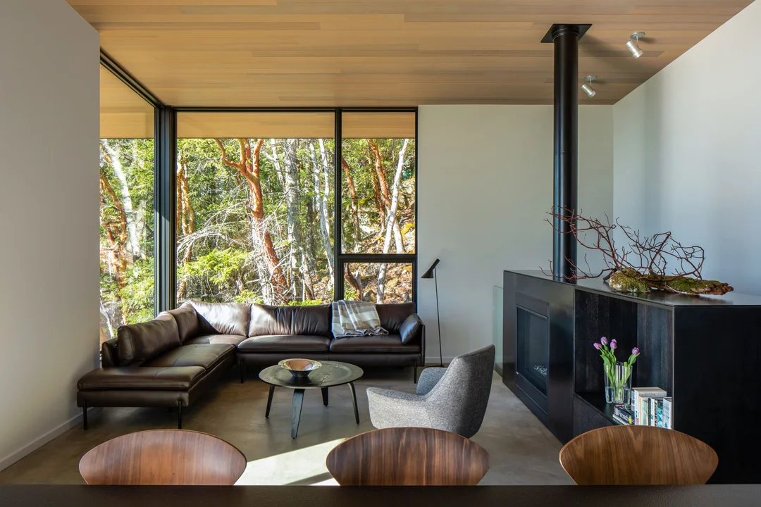 buck-mountain-cabin-orcas-island-washingon-heliotrope-living-room