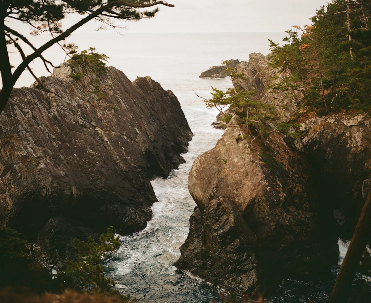 Michinoku-Coastal-Trail-Winter-Guide-Kaminari-Rock
