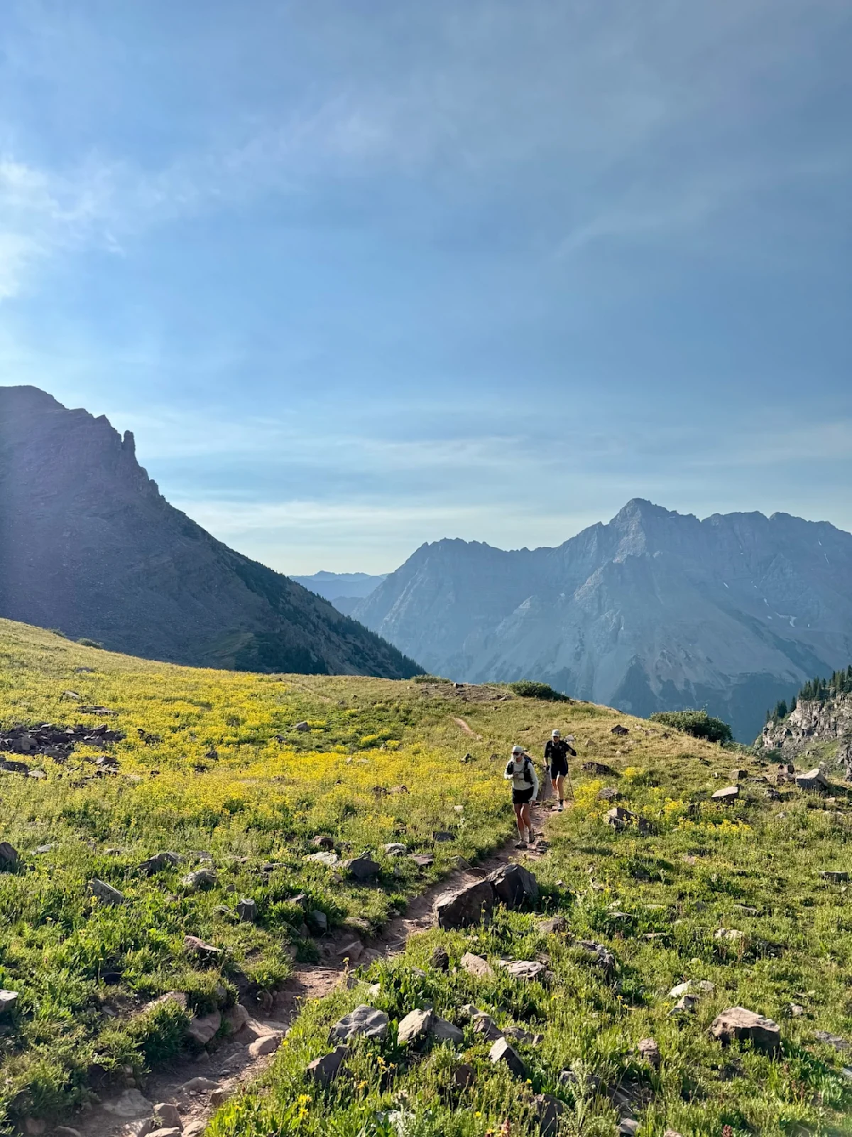 four-pass-loop-guide-early-light-up-to-buckskin-vertical