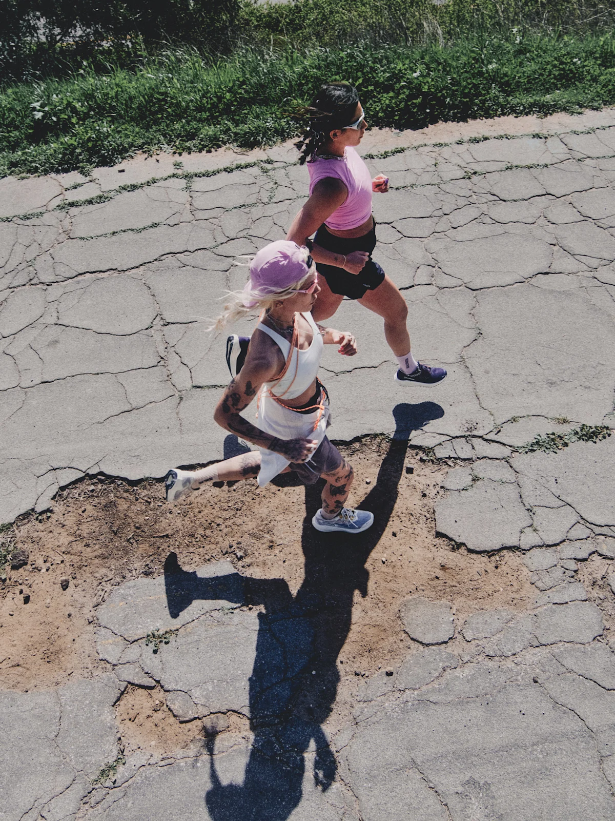 salomon-gravel-running-cracked-pavement