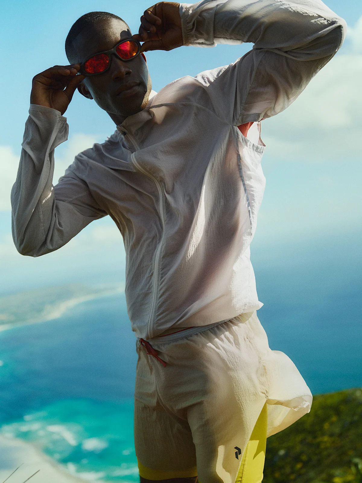 transparent-gear-feature-peak-performance-light-hike-vert