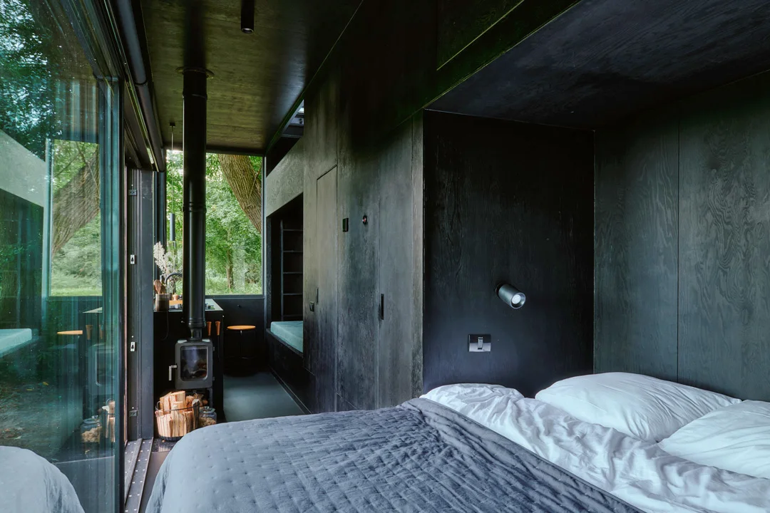 raus-cabin-schlossgarten-germany-sigurd-larsen-bedroom