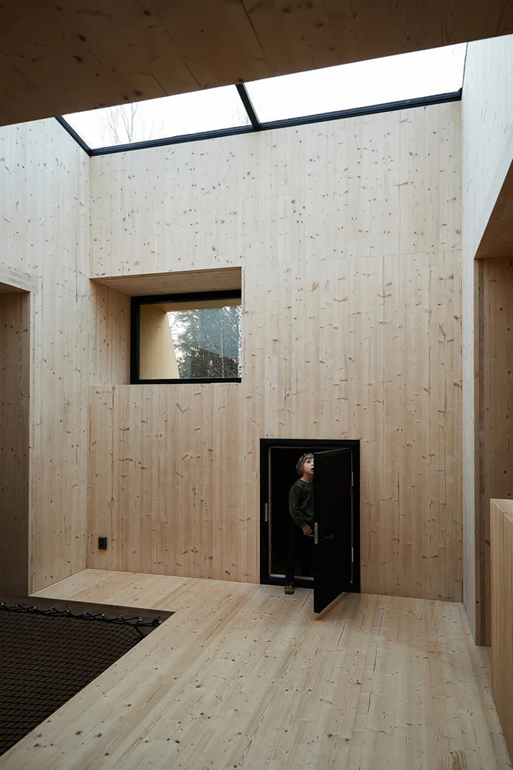 meteorite-cabin-finland-ateljé-sotamaa-skylight