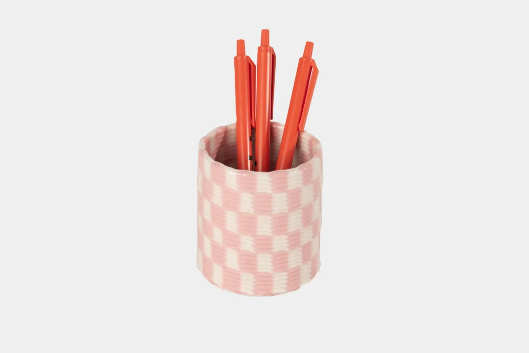 demploi-pink-porcelain-tumbler-checker