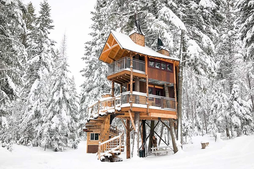 best-glacier-national-park-cabin-rentals-meadowlark-treehouse