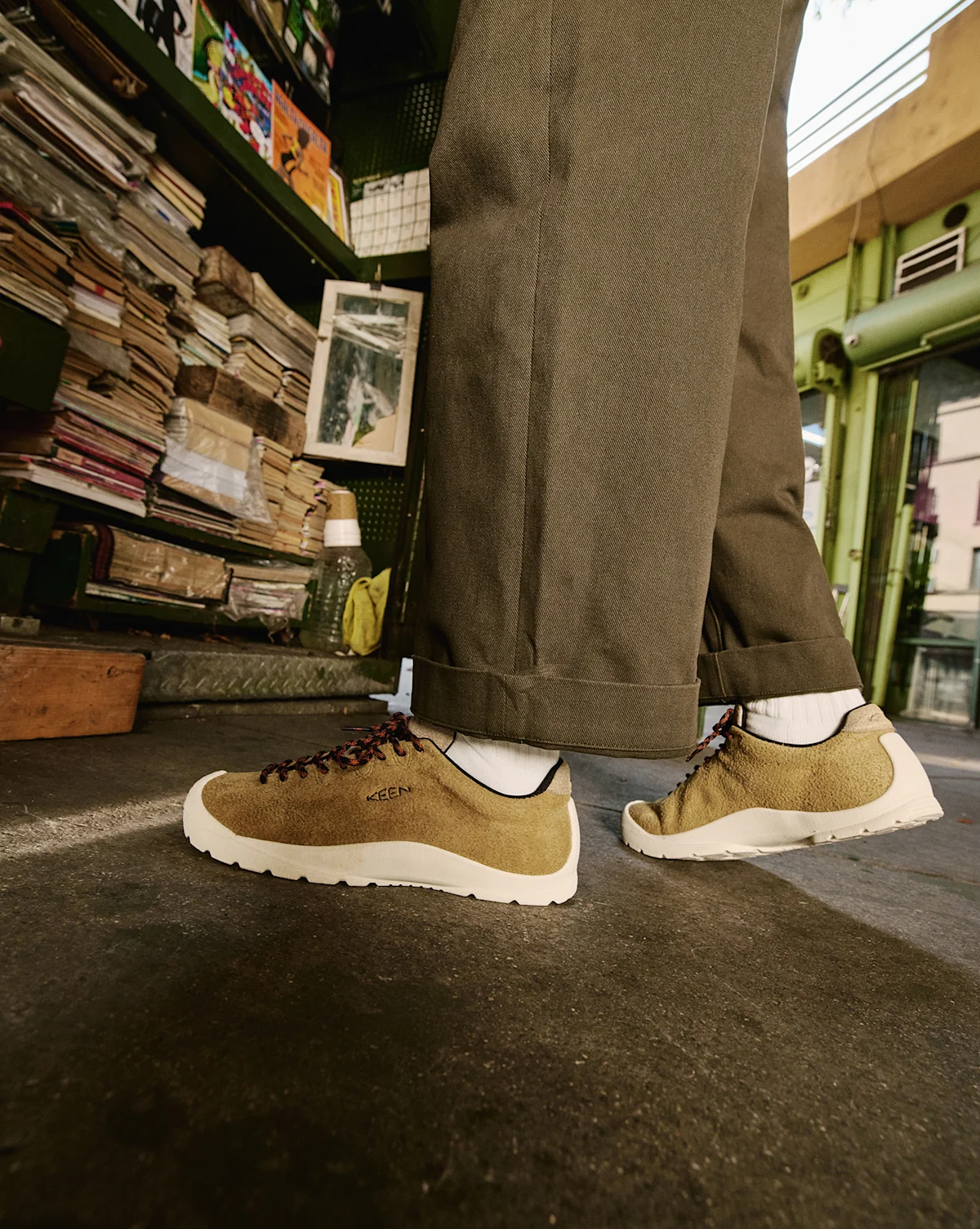 keen-american-made-jasper-lite-newsstand-lifestyle