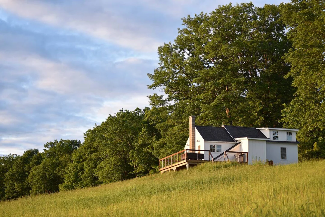 schoolhouse-cabin-shaftsbury-vermont-exterior