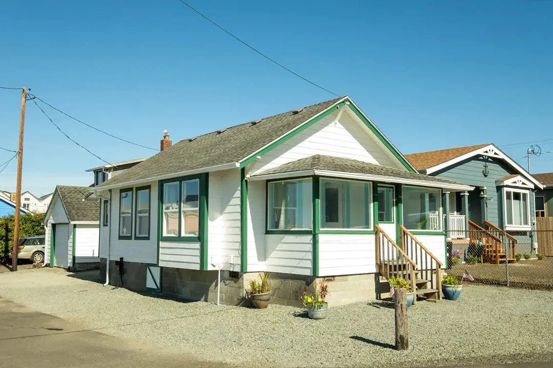 charming-bungalow-cabin-rockaway-beach-oregon