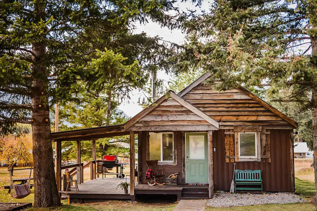 best-glacier-national-park-cabin-rentals-cozy-orchard-cabin