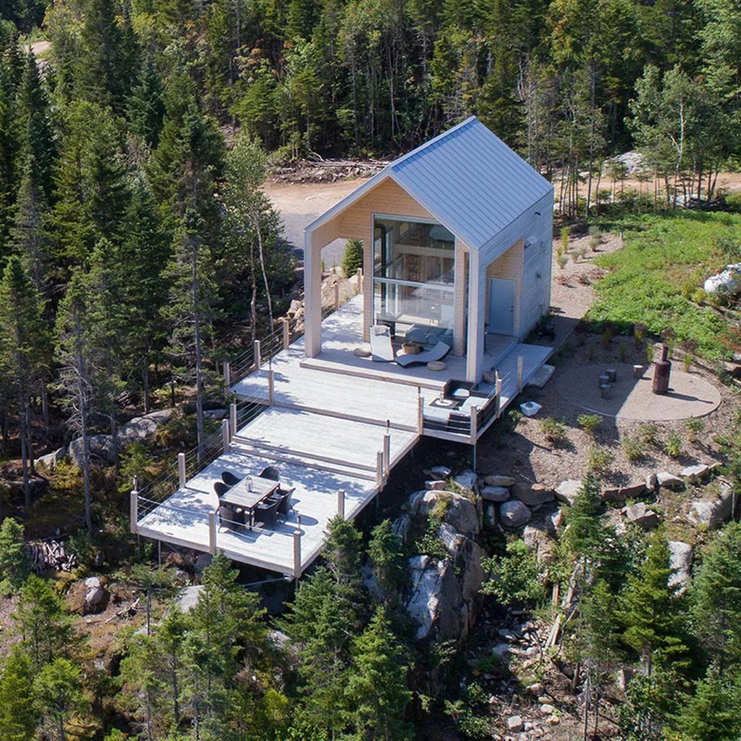 Le-Maelstrom-Lac-Beauport-Quebec-Lagom-Cabin