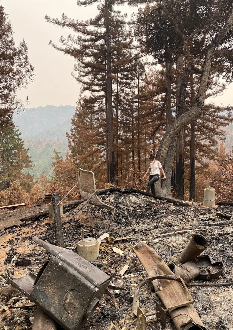 redwood-cabin-elevated-spaces-waldman-fiffer-fire-2