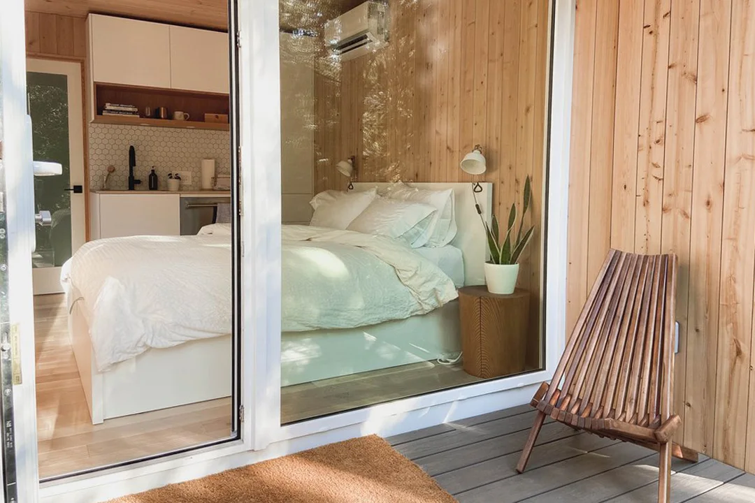 aux-box-vancouver-island-model-240-interior-bed
