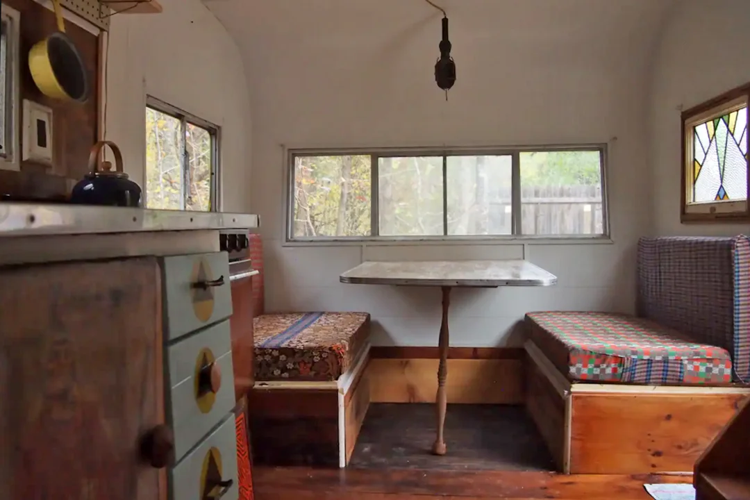 tennessee-cosby-camp-grits-yellow-camper-interior