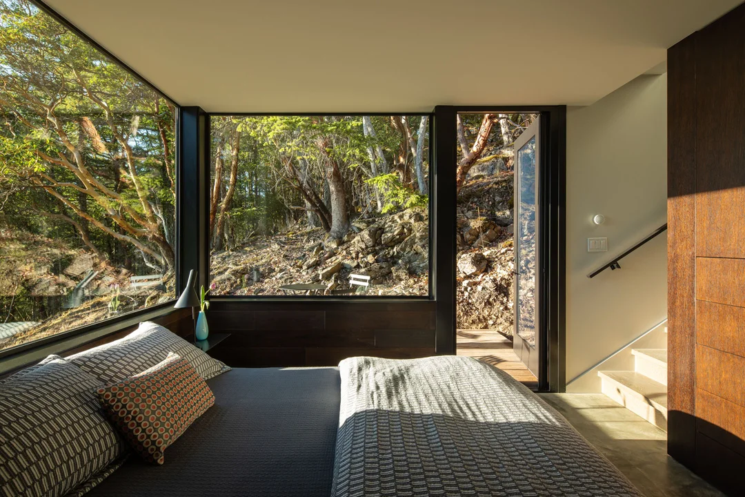 buck-mountain-cabin-orcas-island-washingon-heliotrope-bedroom