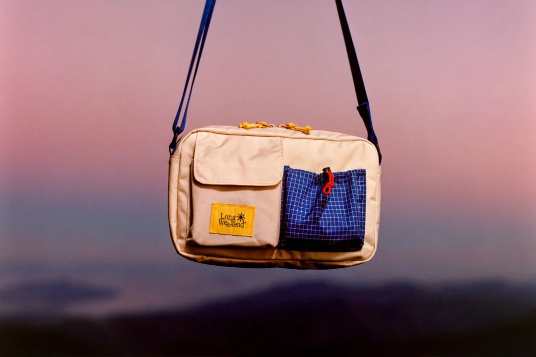 santa-fe-shoulder-bag-creme-multi-long-weekend-moment.-lifestyle