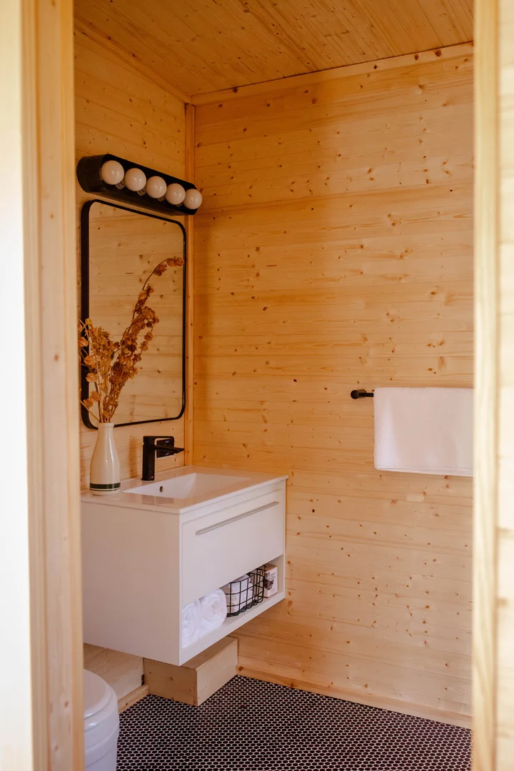 offsite-cabin-wassaic-new-york-interior-bathroom