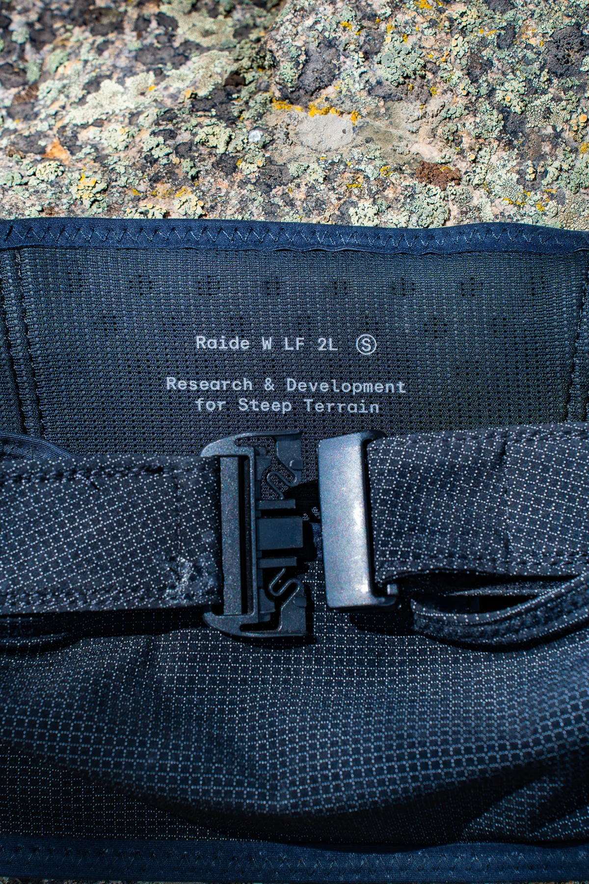 hailey-moore-raide-lf-2l-belt-review-clip-closed-close-up-vert