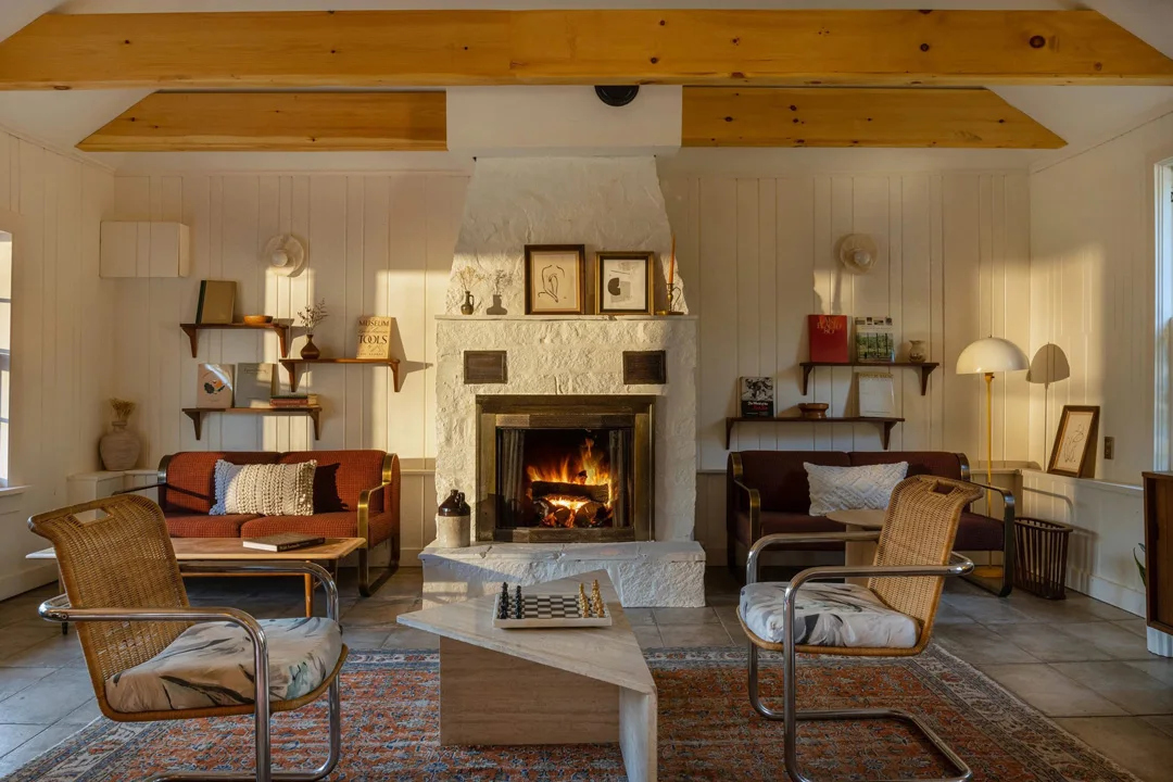 eastwind-hotel-and-bar-lake-placid-new-york-lobby