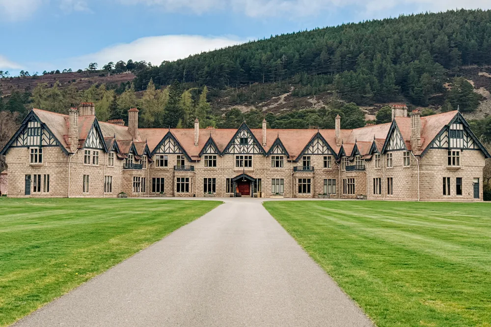karthika-gupta-cairngorms-guide-mar-lodge-house-facade