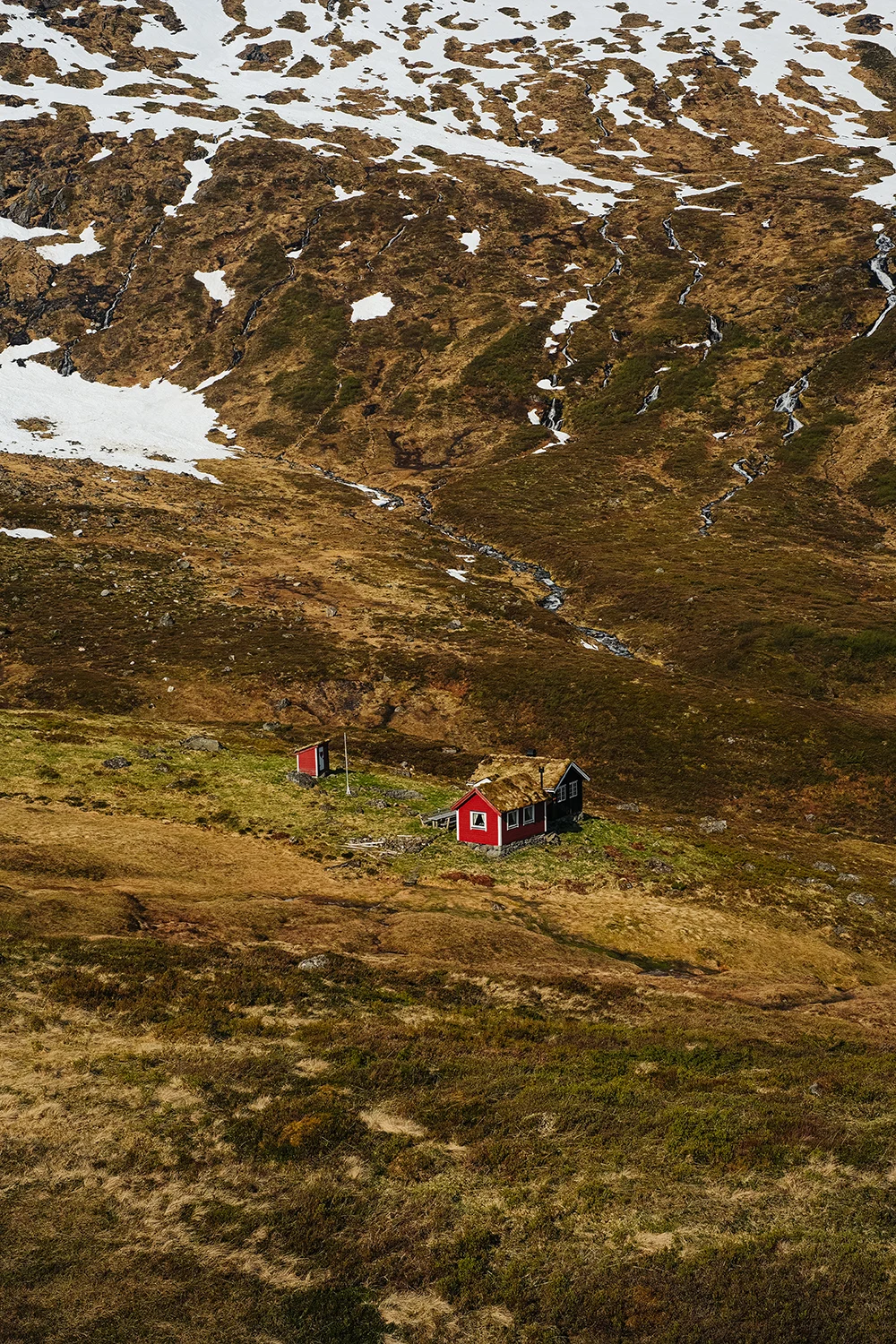 Amundsen-Sunmore-Hiking-12-hut