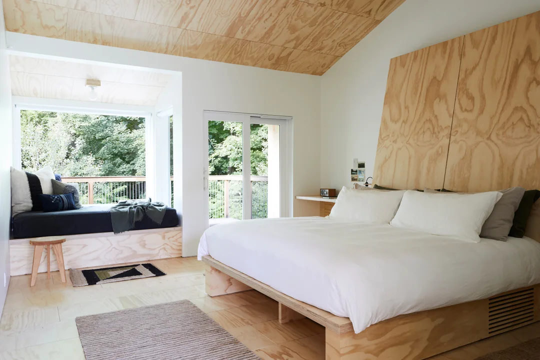 Tourists-Hotel-Massachusets-Berkshires-Canopy-Room