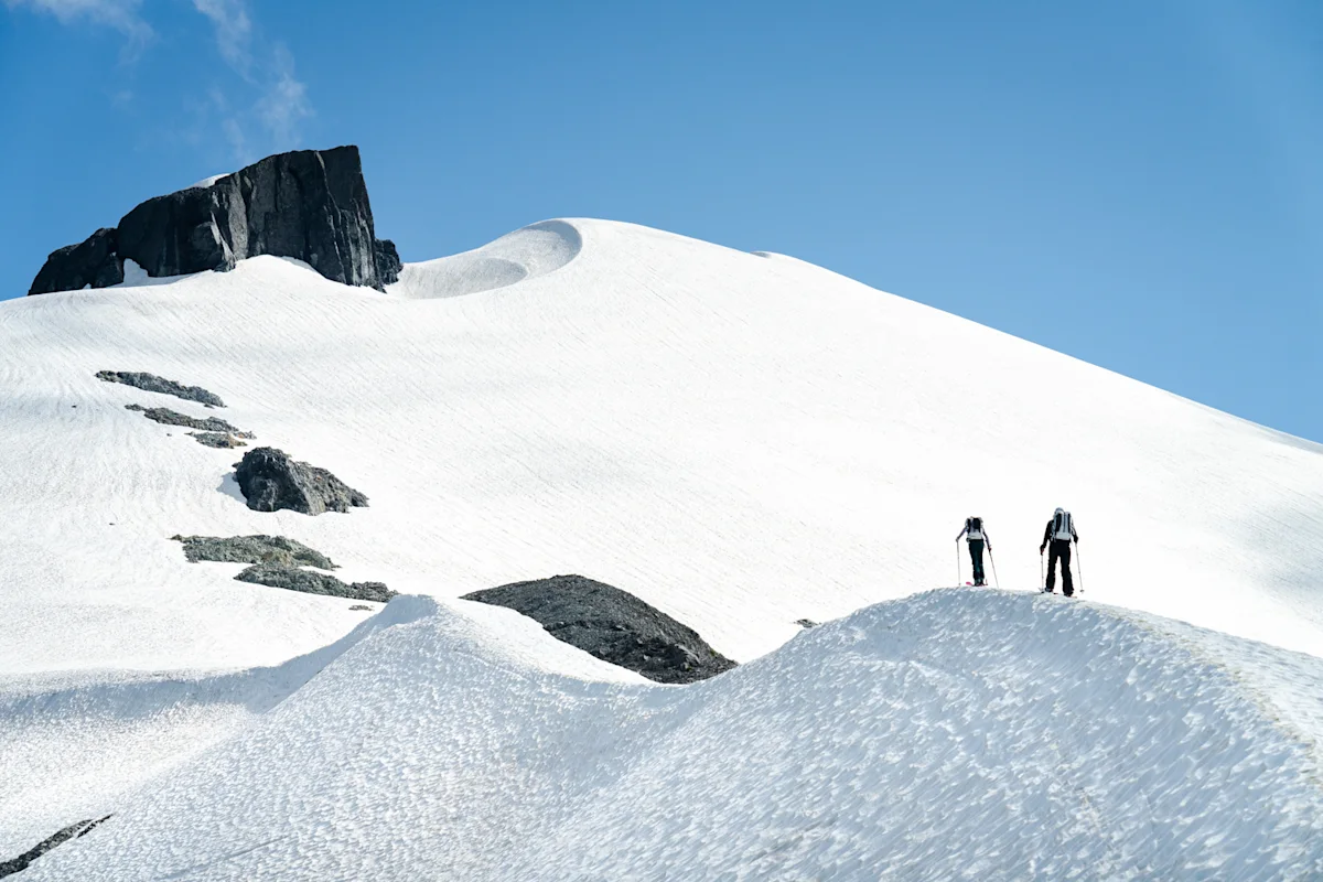 hyperlite-mountain-gear-headwall-ski-pack-lifestyle-3