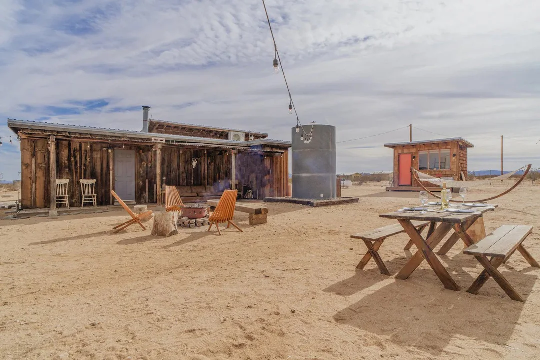 joshua-tree-house-of-mercury-cabin-california