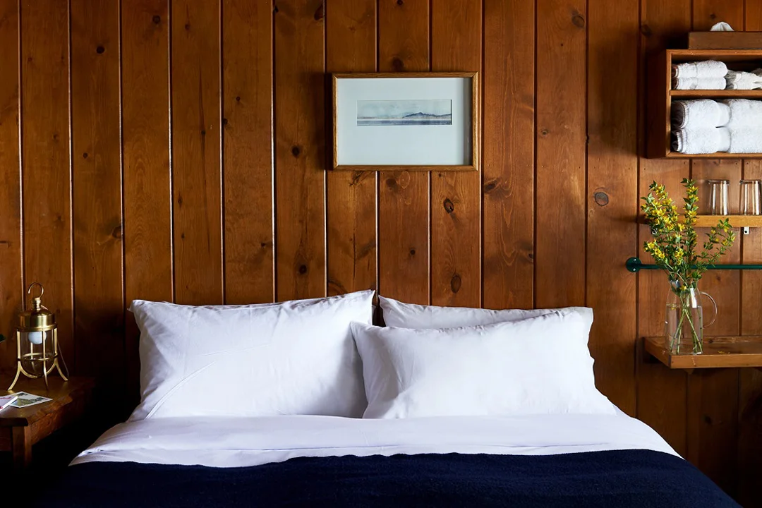 captain-whidbey-inn-washington-lodge-room