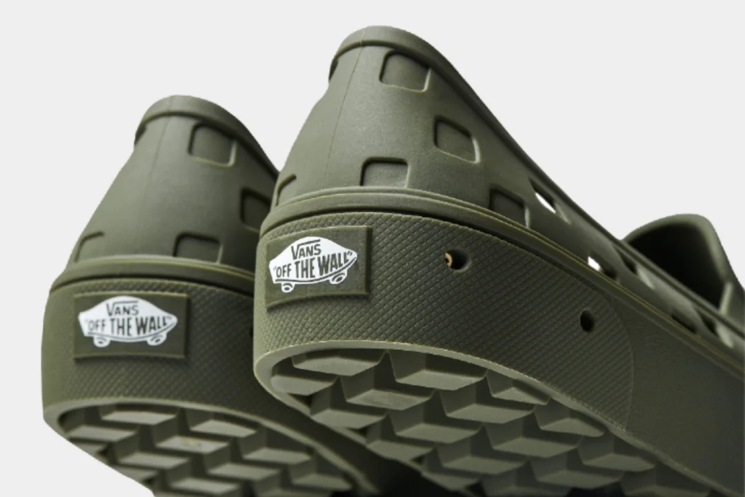 vans-trek-slip-ons-heel-grey-background