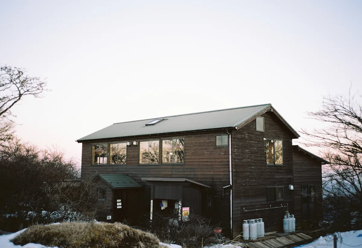 sam-godin-japanese-huts-MIYAMA-LODGE