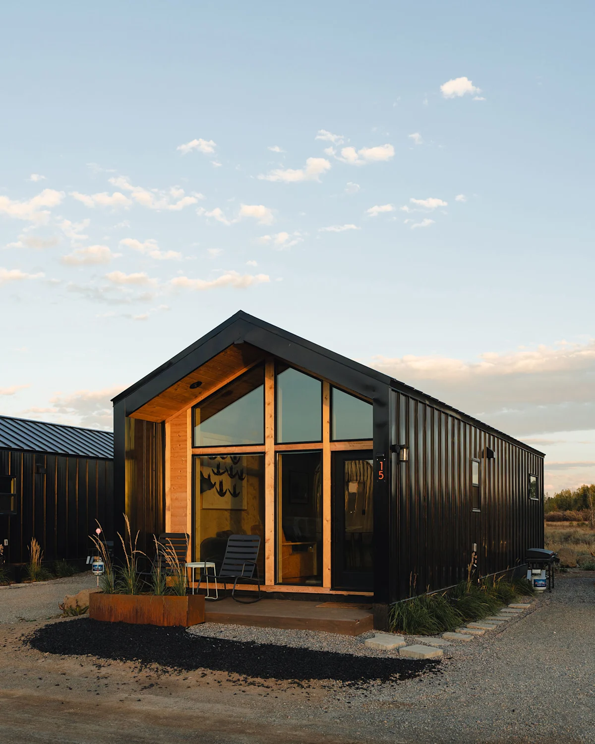 Yellowstone-Peaks-Hotel-Review-Danielle-Vilaplana-cabin