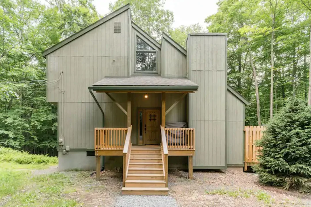 woods-end-cabin-pocono-lake-poconos-pennsylvania-exterior