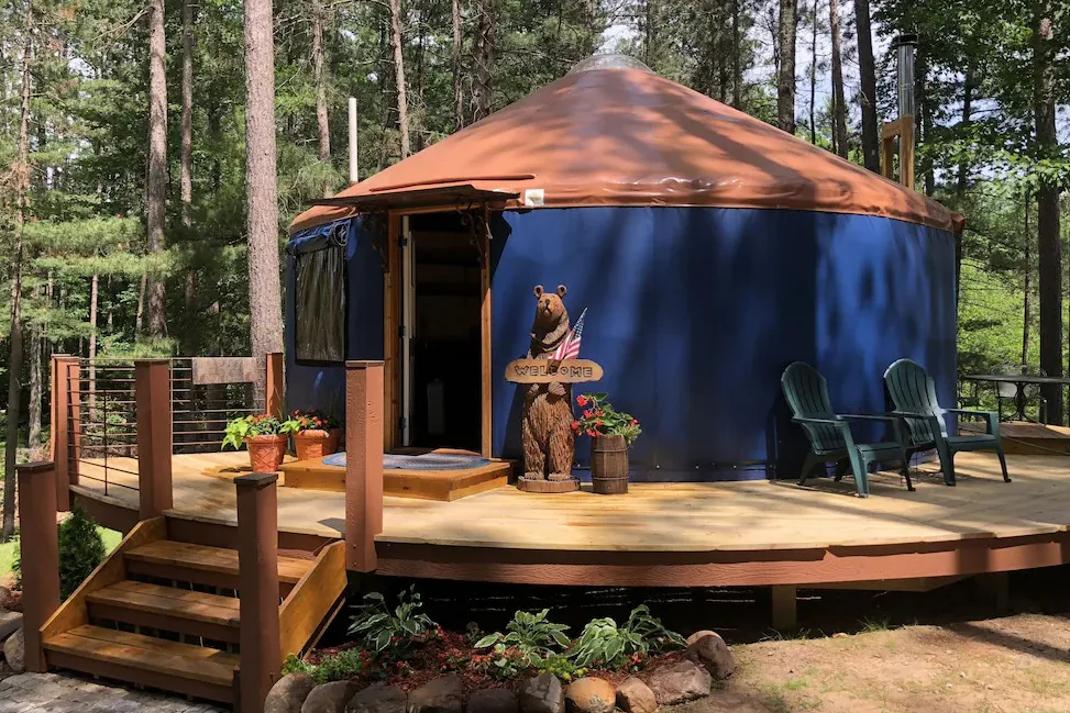 wisconsin-glamping-perry-pines-yurt-exterior