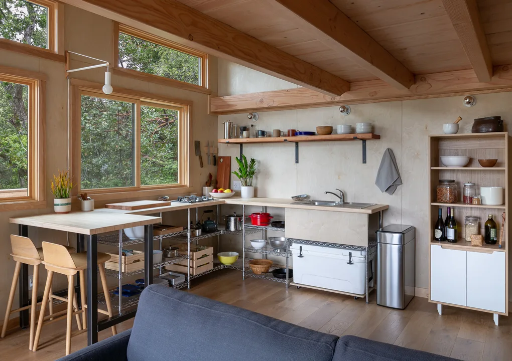 redwood-cabin-elevated-spaces-waldman-fiffer-cabin-interior