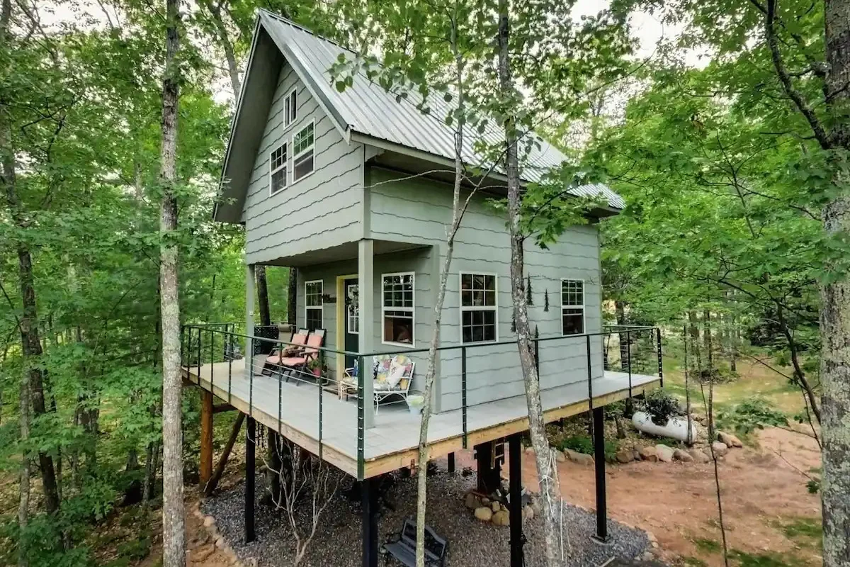 wisconsin-glamping-boulderridge-treehouse-exterior