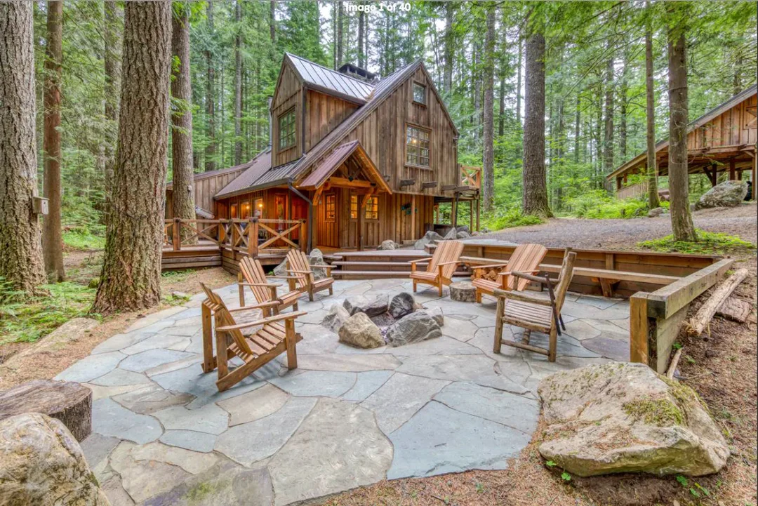 MtHood-Cabin-Rentals-Welches-Rhododendron-Sycamore-Lodge-Exterior.