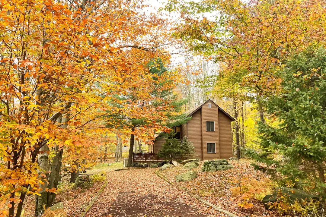 mountain-cabin-clifton-township-poconos-pennsylvania-exterior