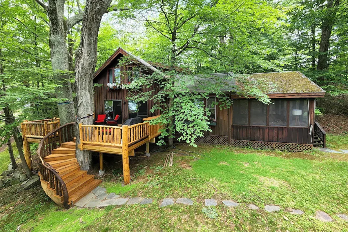 lake-george-cabins-cozy-wooded-cabin