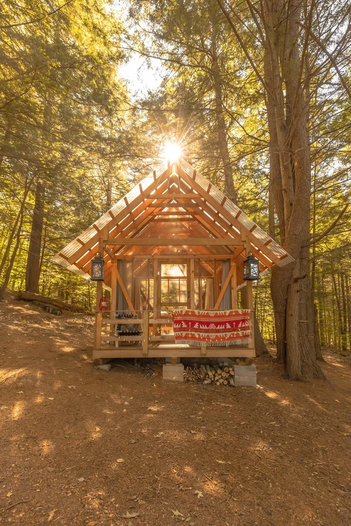 new-england-cabins-tangleboom-tiny-cabin-exterior