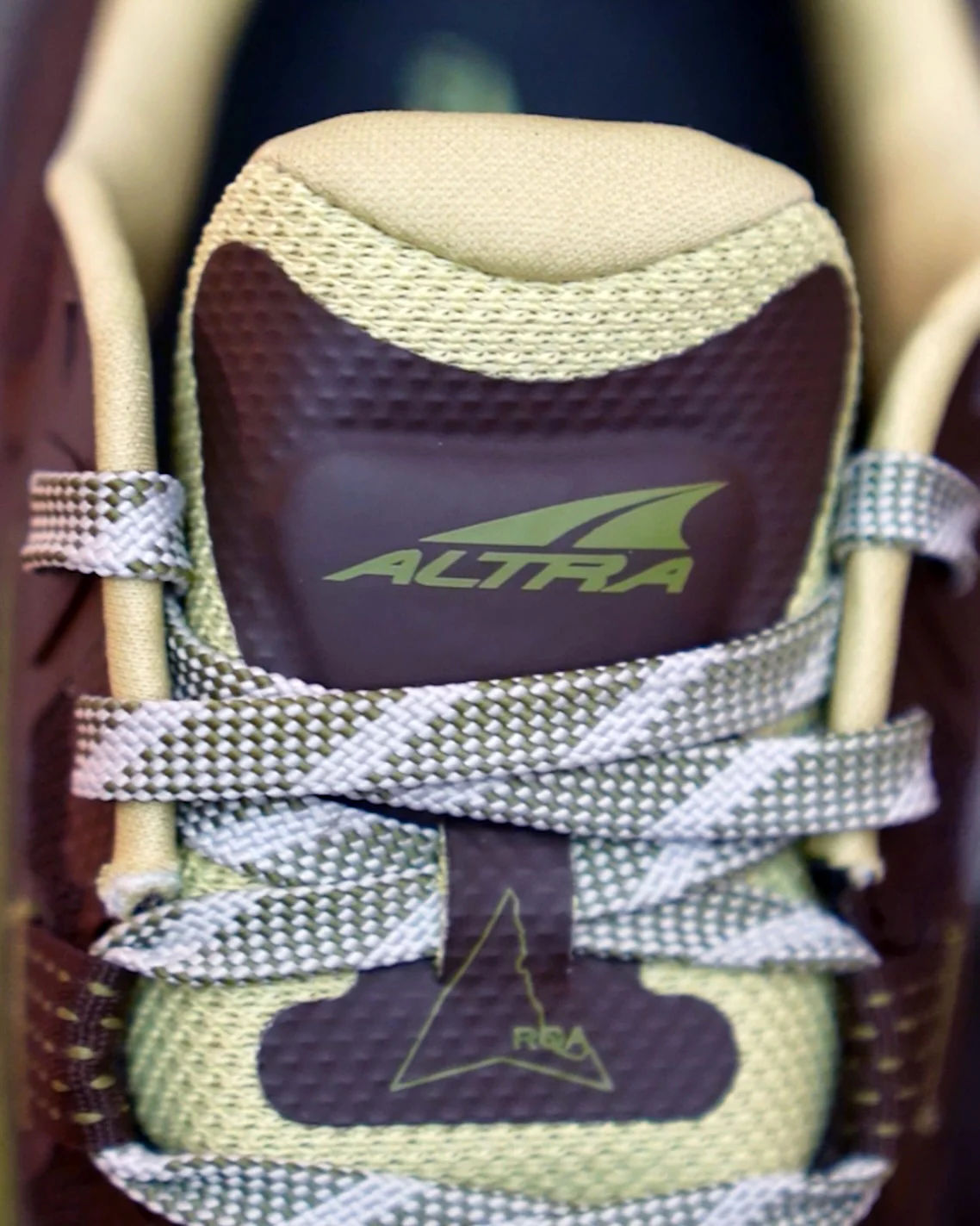 Roa-x-Altra-Timp-5-Review-tongue