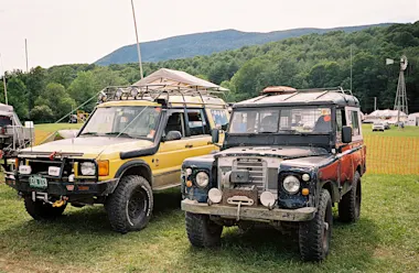 L : Discovery Series II, 1999-2001, R : Series III 88" Hardtop, approx. 1972