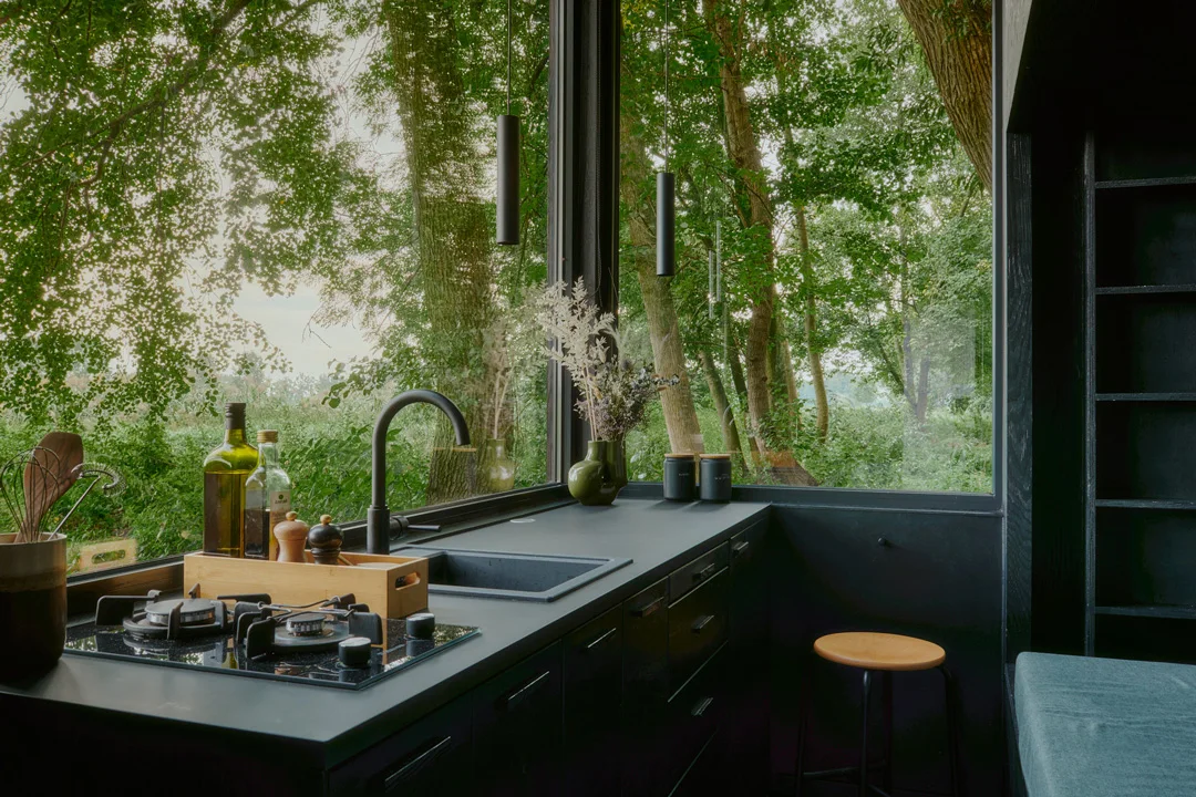 raus-cabin-schlossgarten-germany-sigurd-larsen-kitchen