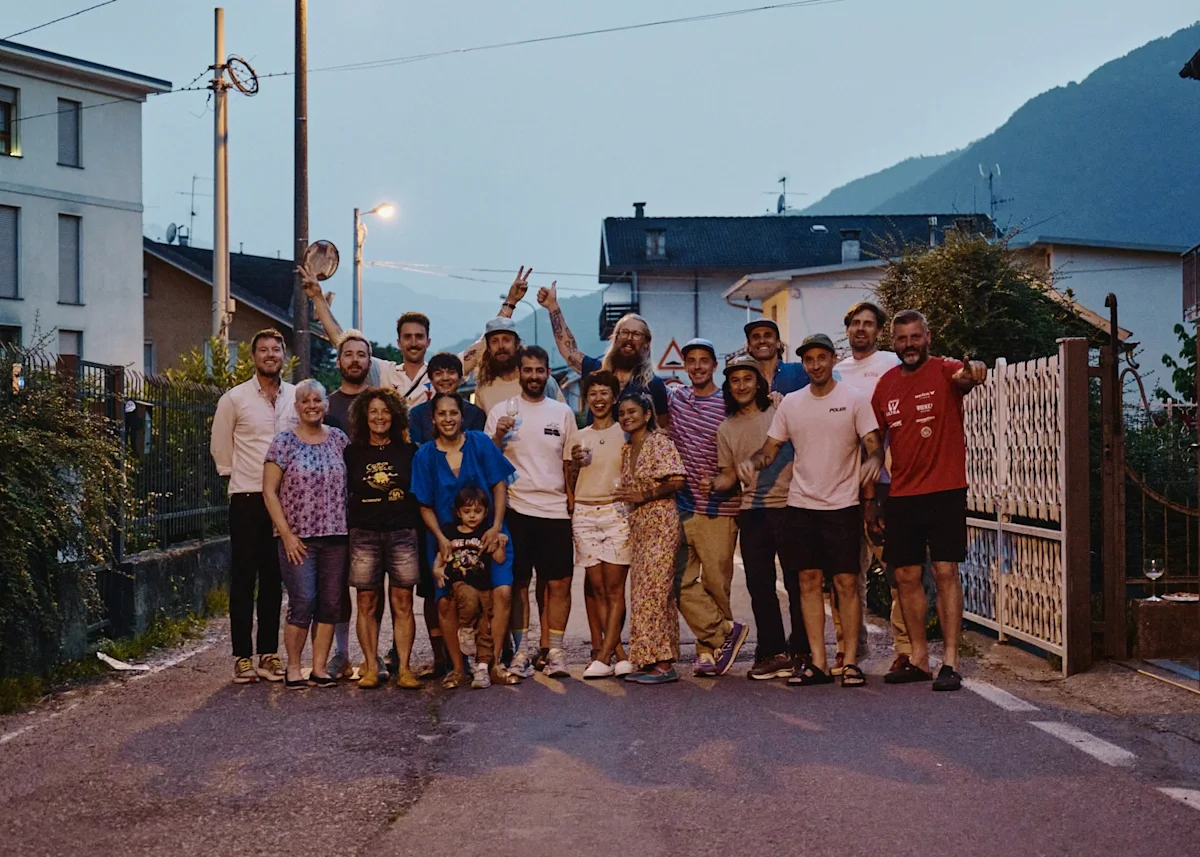 team-dream-bicycling-team-tirano-pop-up-big-group-supporting