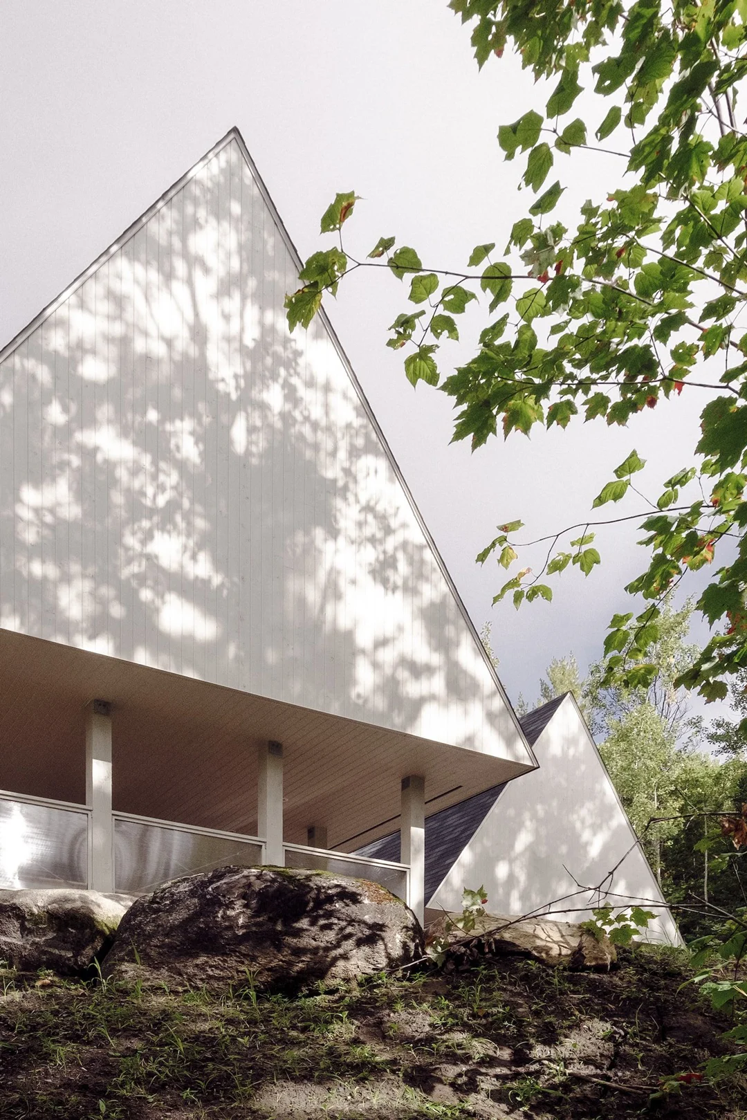 eagles-nest-bunk-house-cabin-canada-mainstudio-roof