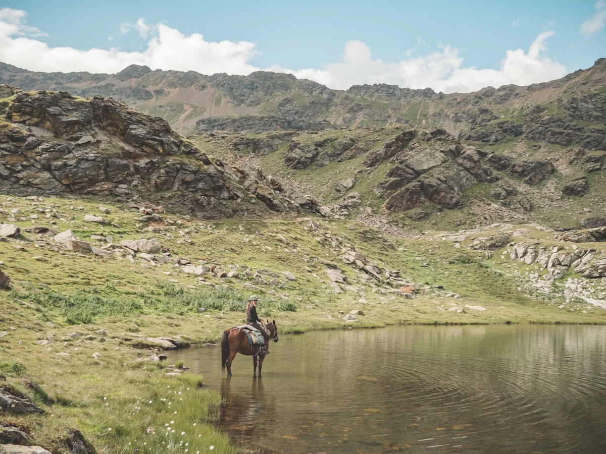 horse-ride-from-kyrgyzstan-to-france-taking-the-horse-to-water