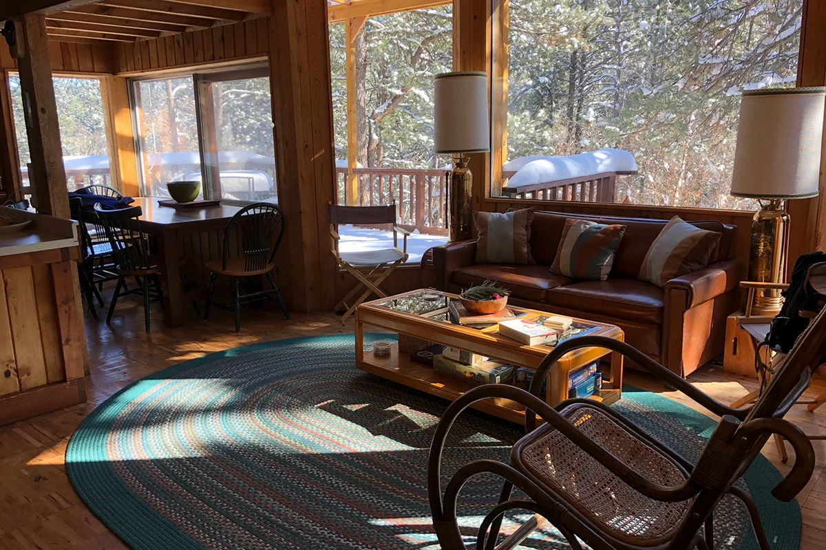 Cabin-Roundup-South-Dakota-Coyote-Ridge-Lodge