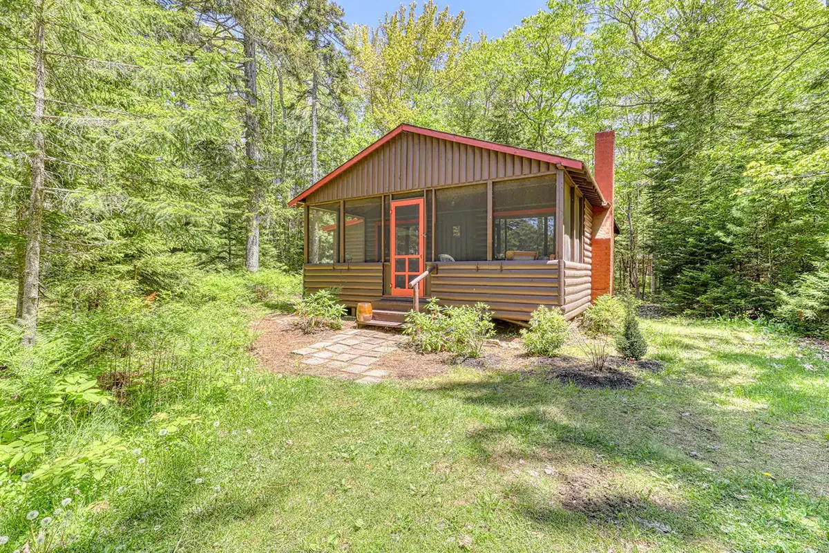 maine-cabin-rentals-vintage-log-cabin-woods