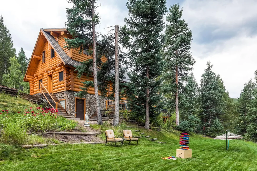 Denver-Cabin-Rentals-Black-House-Log-House-Exterior