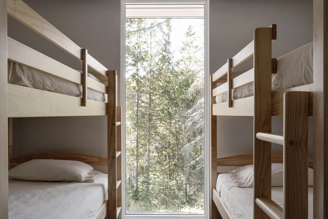 eagles-nest-bunk-house-cabin-canada-mainstudio-beds